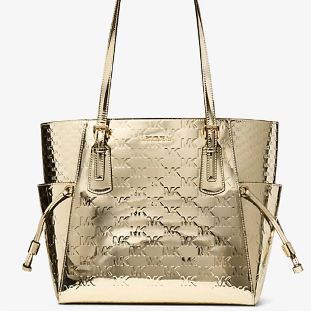 MICHAEL KORS Voyager Large Metallic Logo Debossed EW Shoulder Tote Bag
Pale Gold - Picture 3 of 16